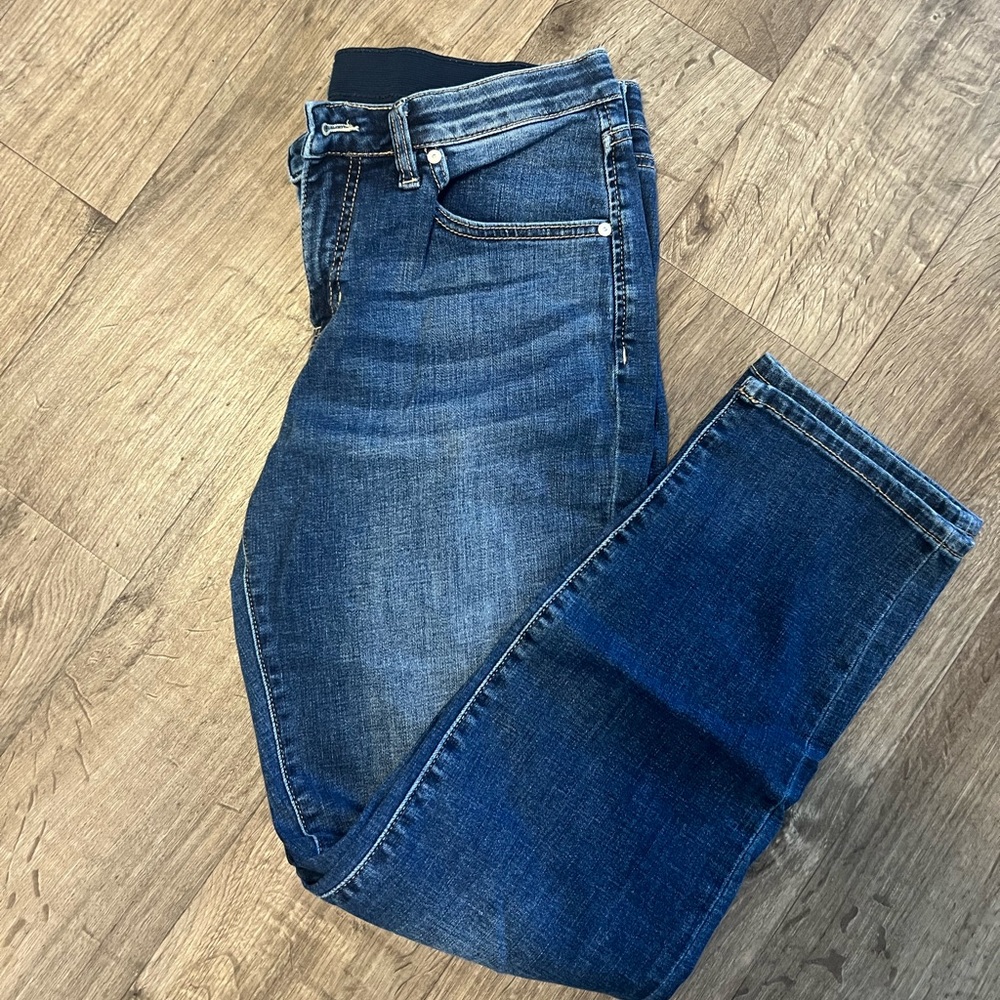 Jag jeans very comfy and slim looking! Has an elastic band!
